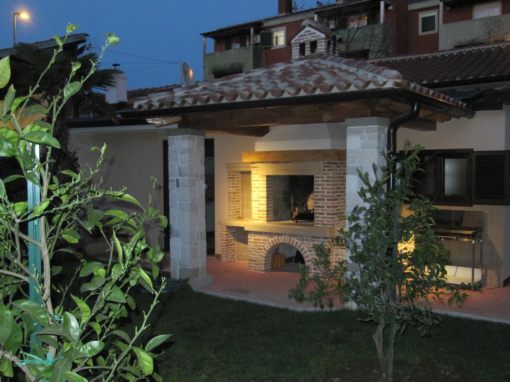 Holiday House Arena Pula Luaran gambar