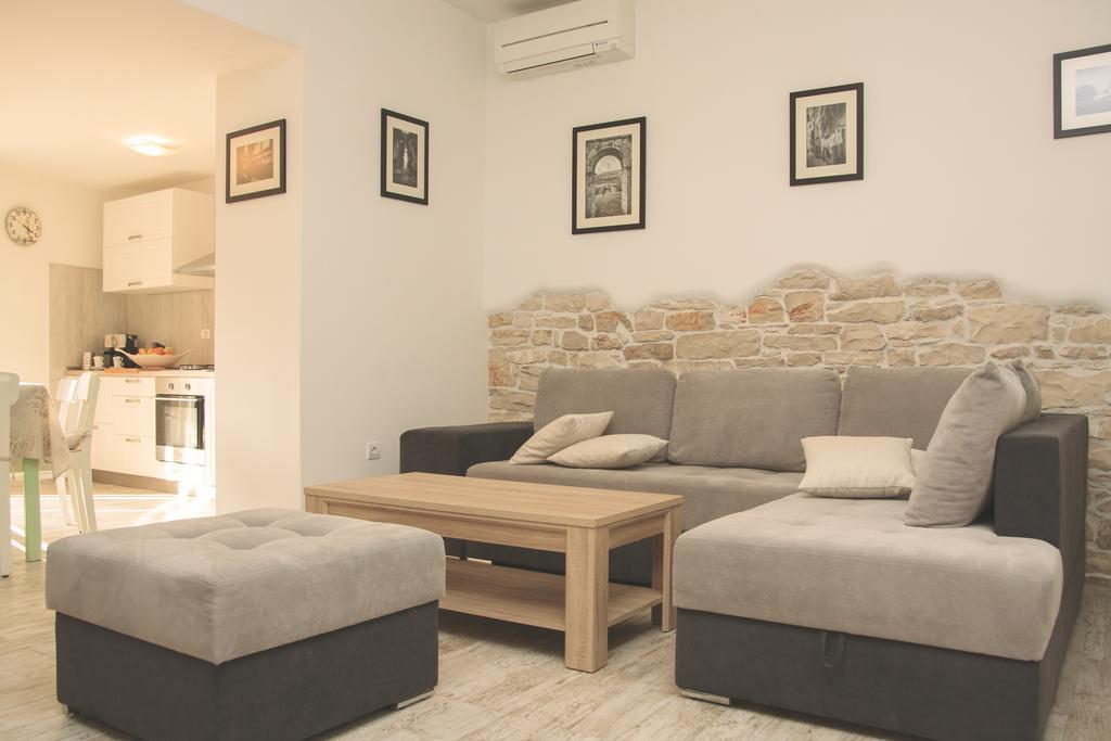 Holiday House Arena Pula Luaran gambar
